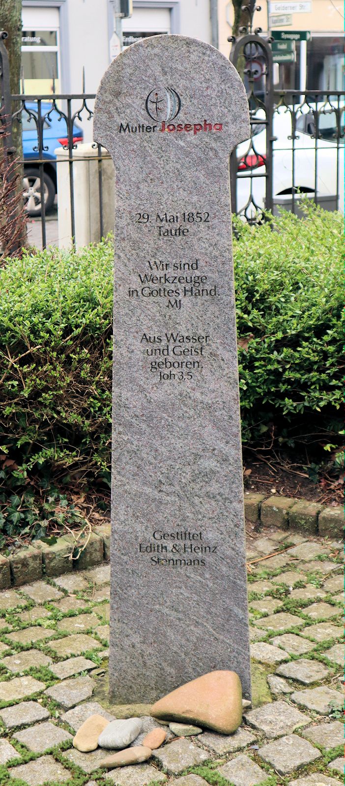 Stele vor der Pfarrkirche in Issum