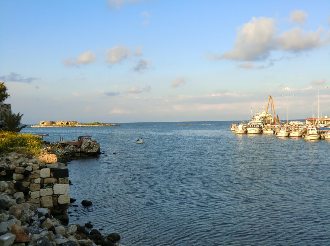 Meer in Yumurtalık mit der vorgelagerten Burg aus dem Mittelalter