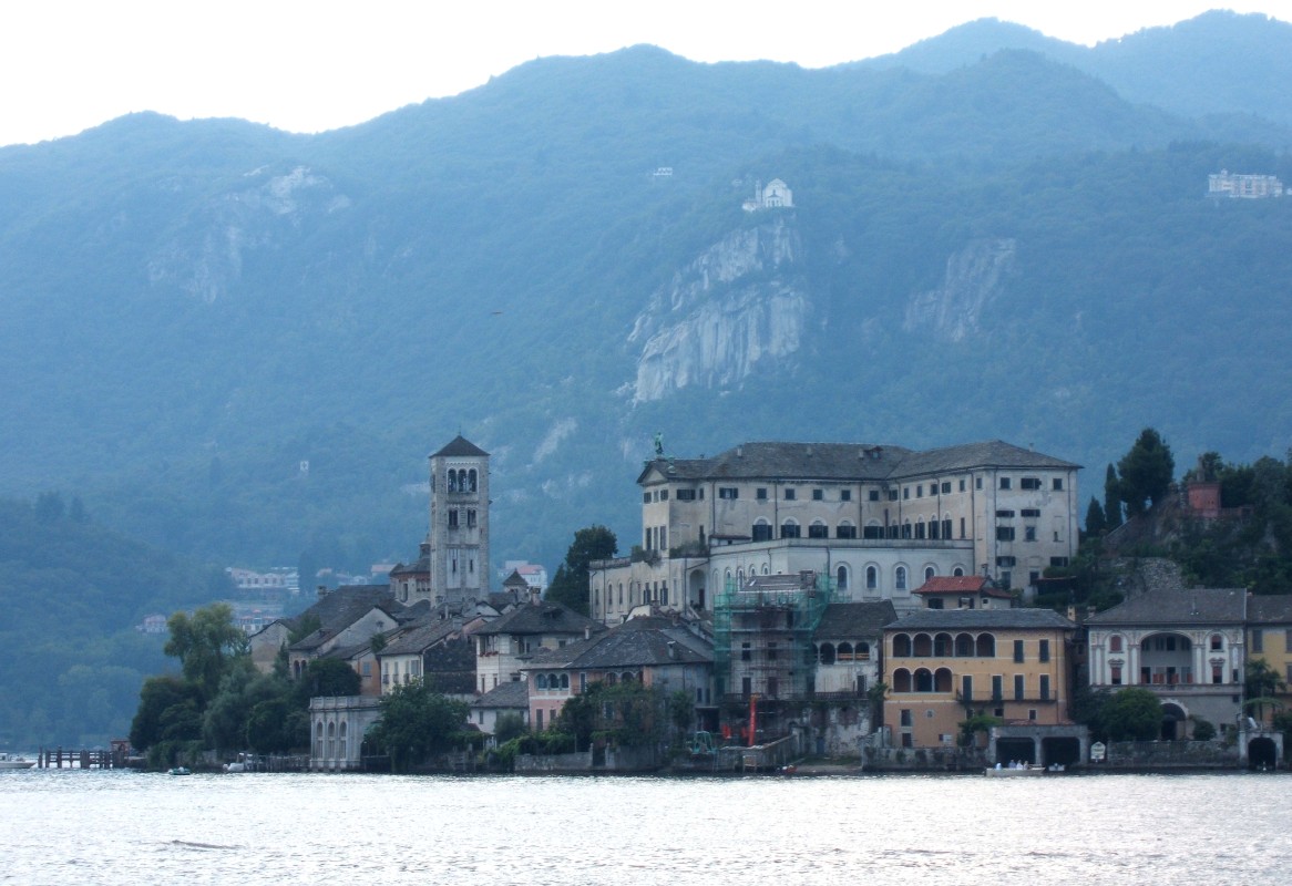 Insel San Giulio im Orta-See mit der ebenfalls nach Julius benannten Kirche und einem Benediktinerkloster