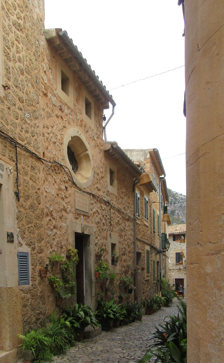 Statue zwischen Kirche und Geburtshaus, heute Kapelle, in Valldemossa