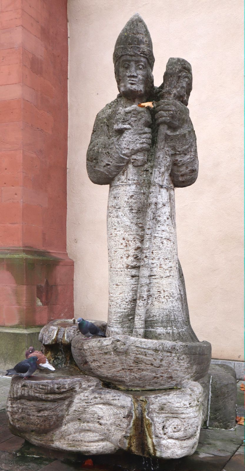 Helmut Weber: Kilian als Brunnenfigur, 1980, am Dom in Würzburg