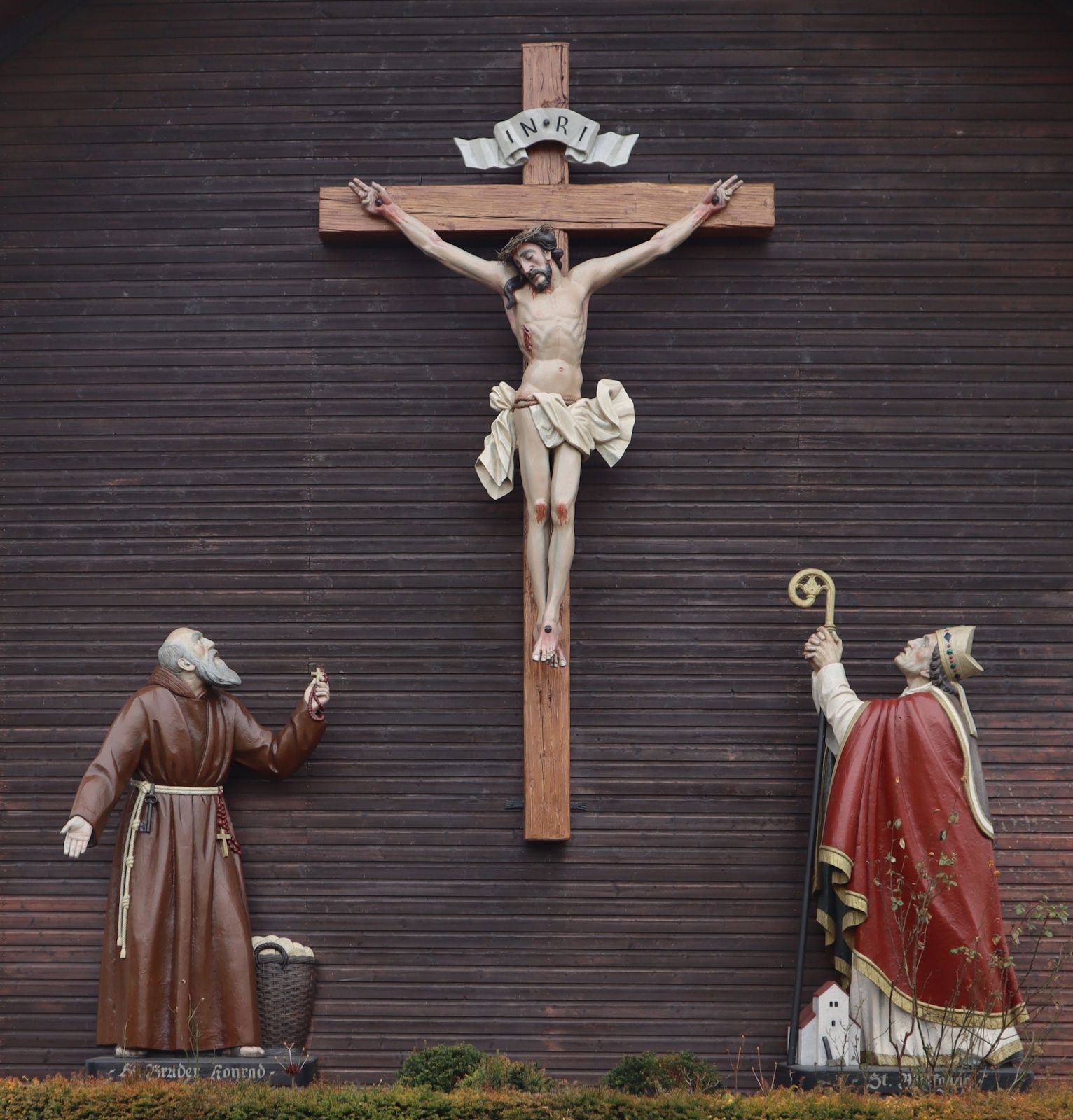 Statuen: Konrad (links) und Wolfgang von Regensburg, am Gutshof von Konrads Eltern in Parzham