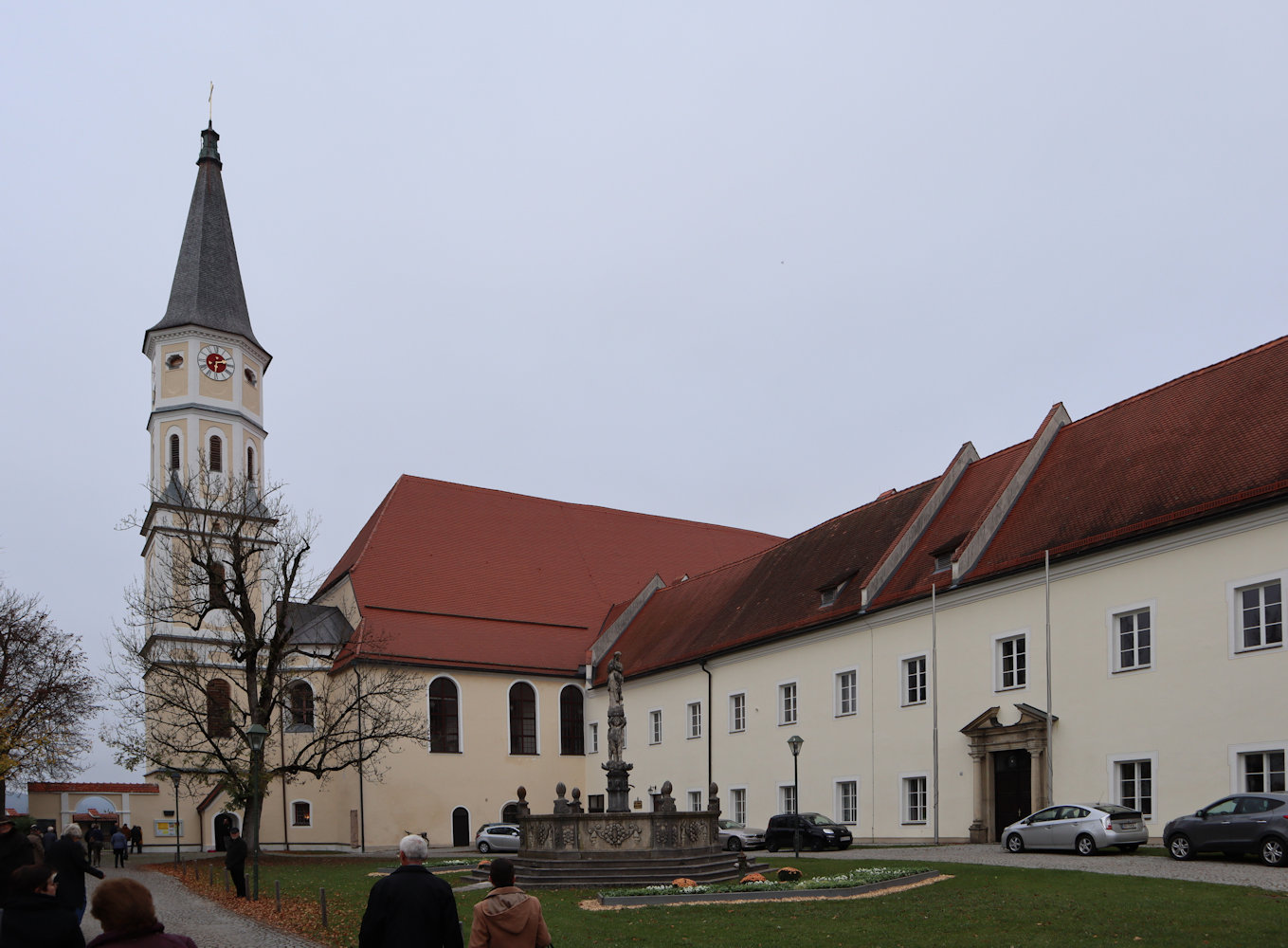 Das 1125 von Konrad gegründete Stift Ranshofen der Augustiner-Chorherren, das 1811 aufgelöst wurde