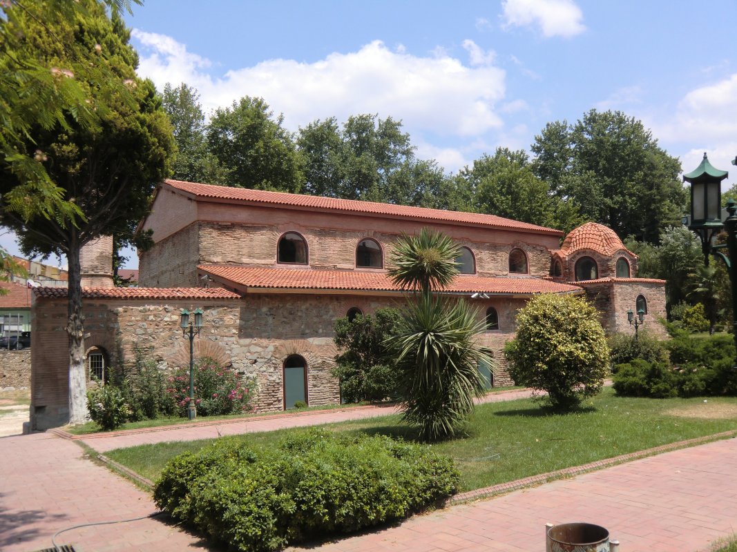 Die im 4. Jahrhundert erbaute Kirche Hagia Sophia in Íznik, Tagungsort des zweiten der Konzils von Nicäa, nach Erdbeben im 11. Jahrhundert neu gebaut, nach der muslimischen Eroberung der Stadt 1331 Moschee, 1920 bei der griechischen Besetzung zerstört, 2007 restauriert, 2011 als Museum mit Moschee wieder eröffnet