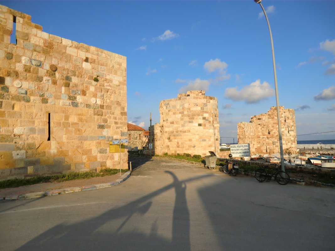 Burg am Hafen in Yumurtalık heute