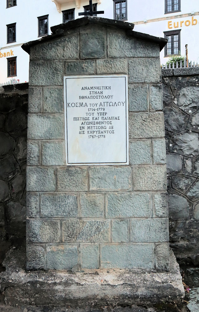 Denkmal für Kosmas vor der Pfarrkirche in Metsovo, wo er 1767 bis 1778 wirkte