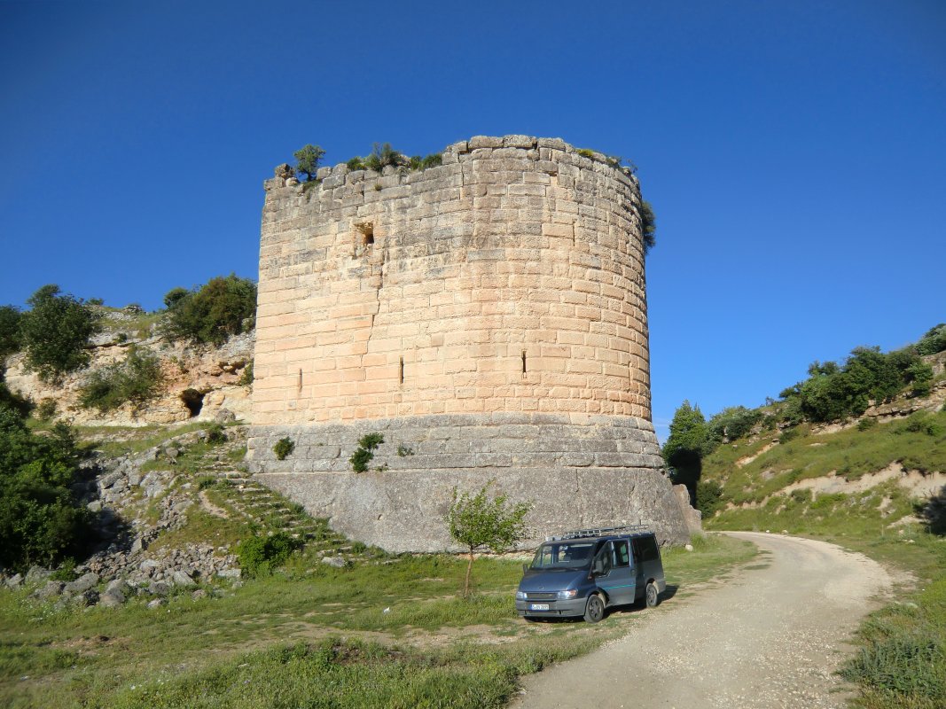 Reste der Kreuzfahrerfestung Cursat bei Kozkalesi, erstmals 1133 erwähnt anlässlich der Eroberung der Burg durch Fulko, den König des Kreuzfahrerstaates Jerusalem