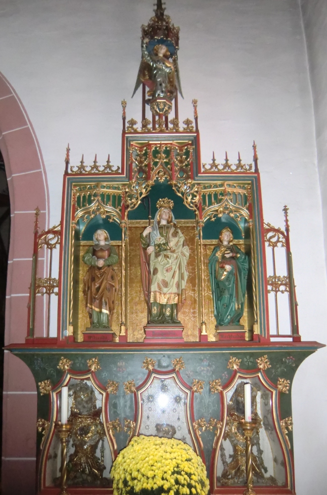 Jungfrauenaltar mit Statuen und Reliquien von Wibranda (links), Kunigunde (Mitte) und Mechtund (rechts) in der Kirche St. Gallus in Eichsel