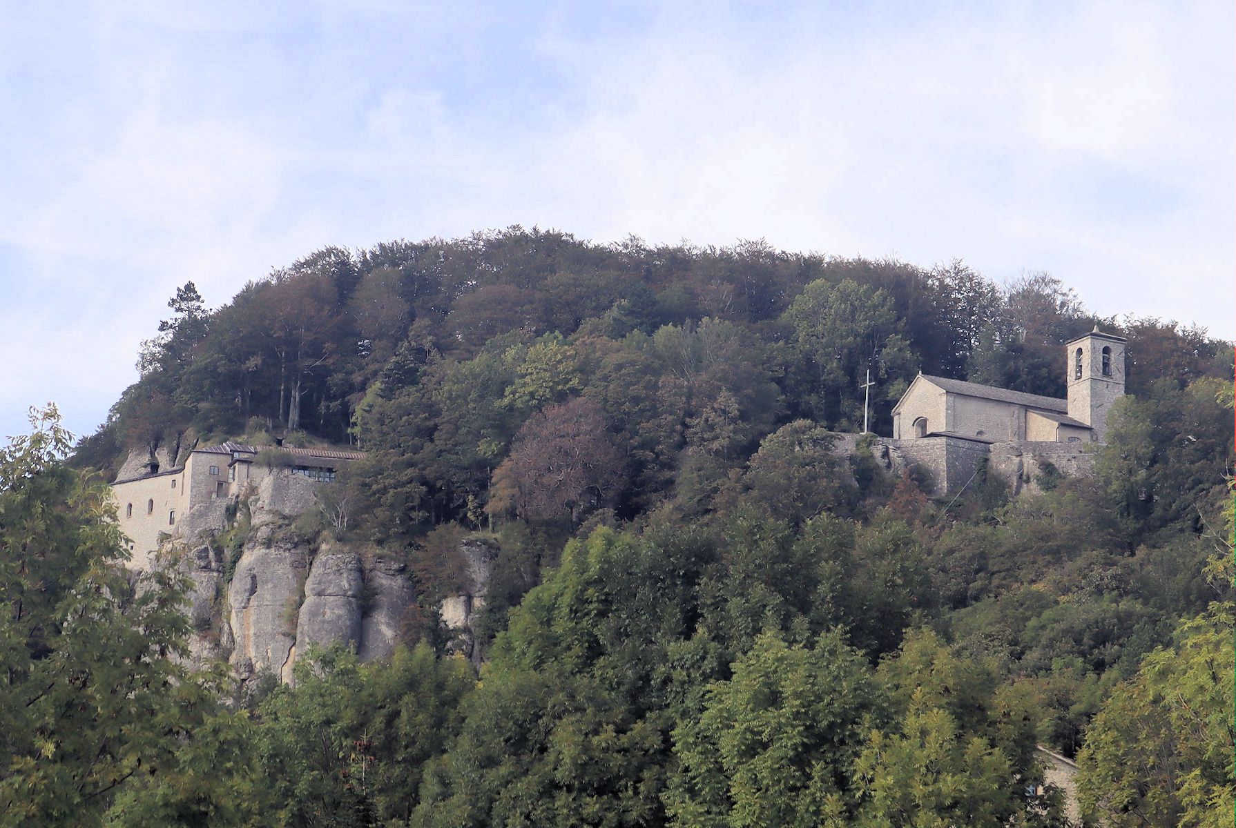 Kloster La Verna mit der Chiesa Maggiore (rechts) und der Kapelle der Stigmatisierung (links)