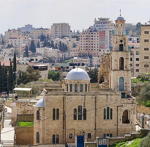 Kirche über dem Lazarusgrab, dahinter erkennbar die Al-Usair-Moschee in al-Eizariya