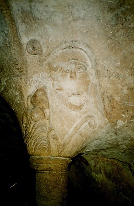 Säule mit der Skulptur 'Kopf des Lazarus' in der Abtei Saint-Victor in Marseille