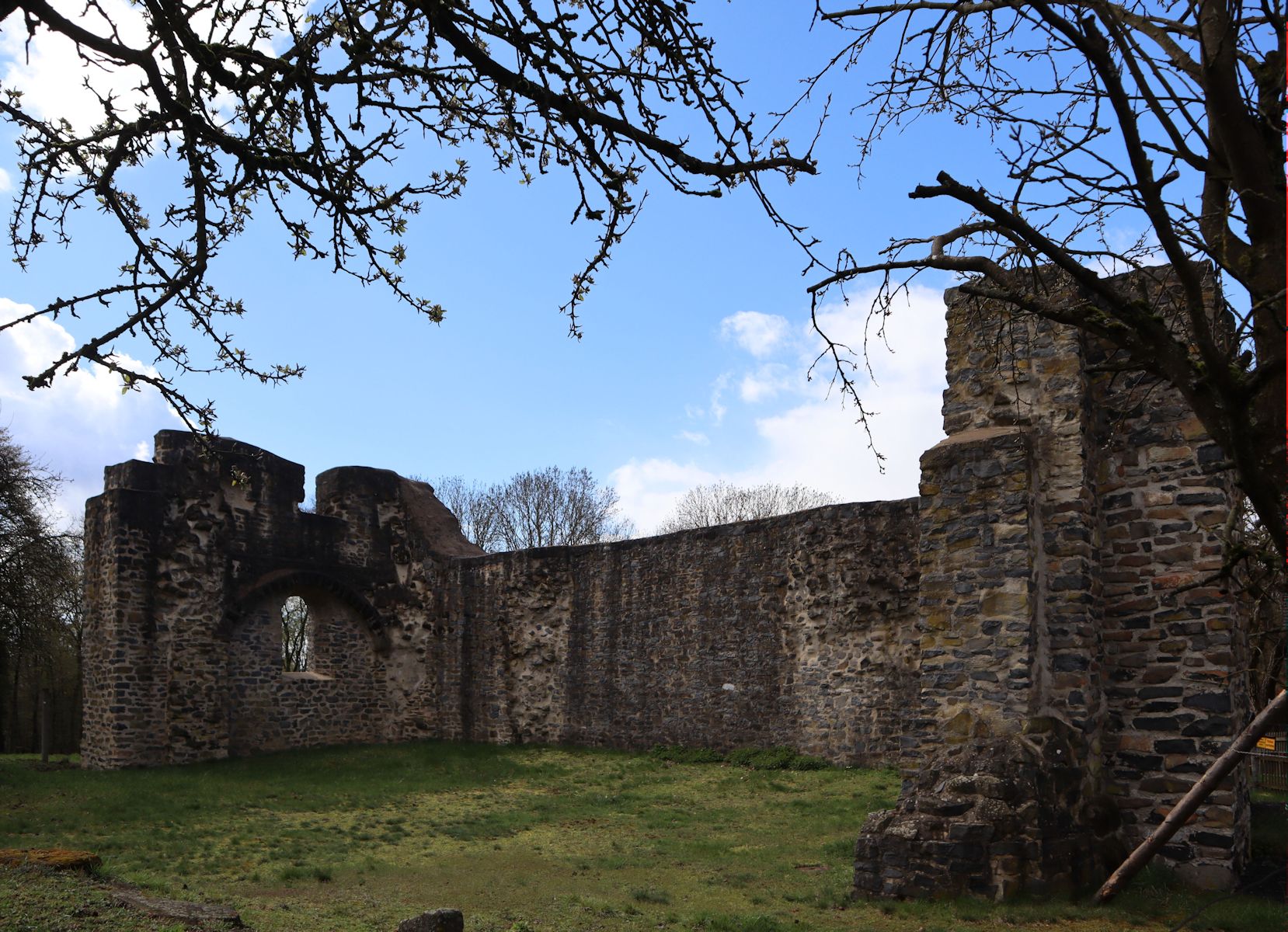 Ruine des ehemaligen Prämonstratenserklosters in Beselich