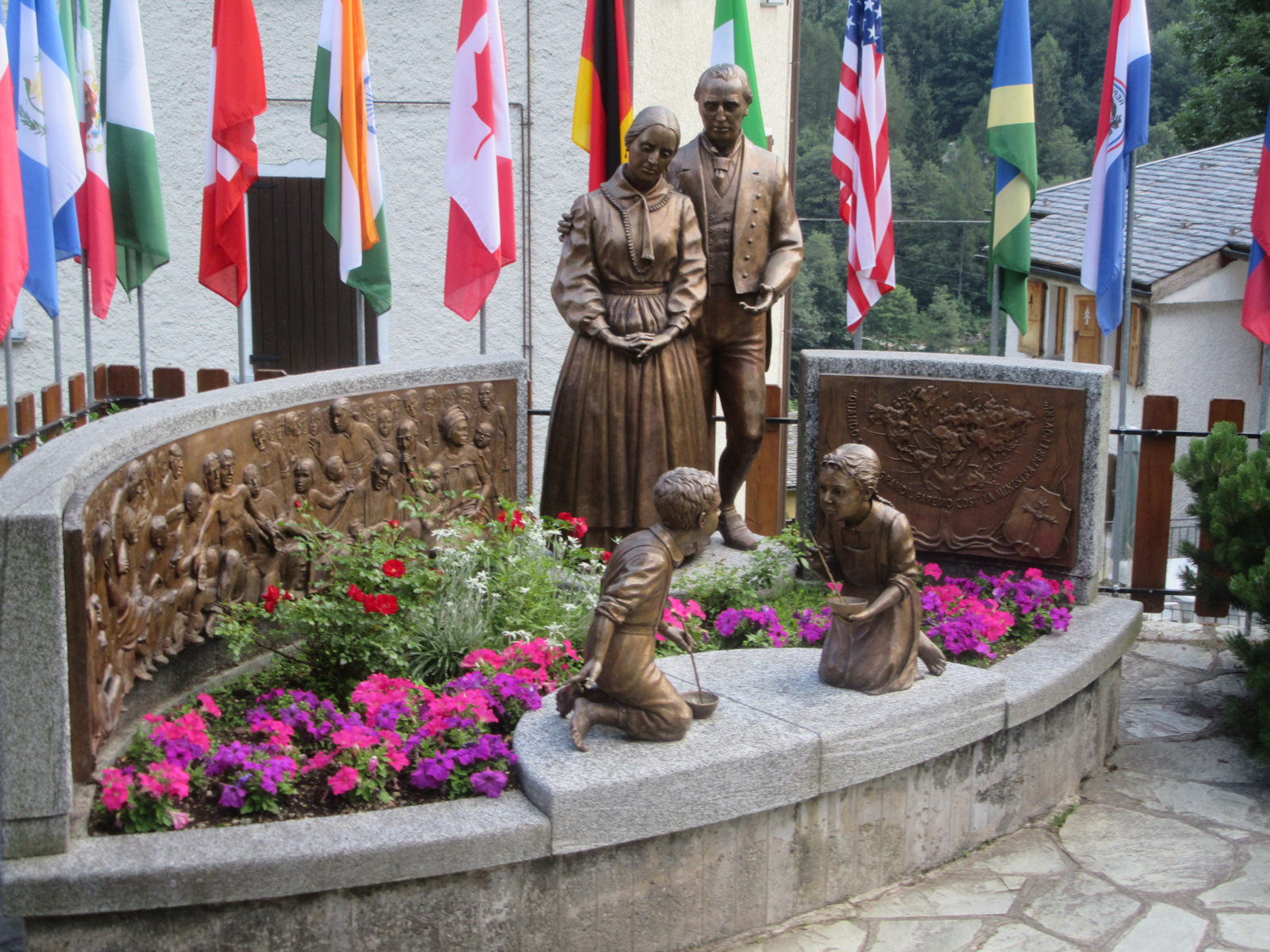 Alfredo Vismara: Aloisius mit seiner Schwester Caterina und seinen Eltern Lorenzo und Maria, 2005, am Elternhaus in Fraciscio