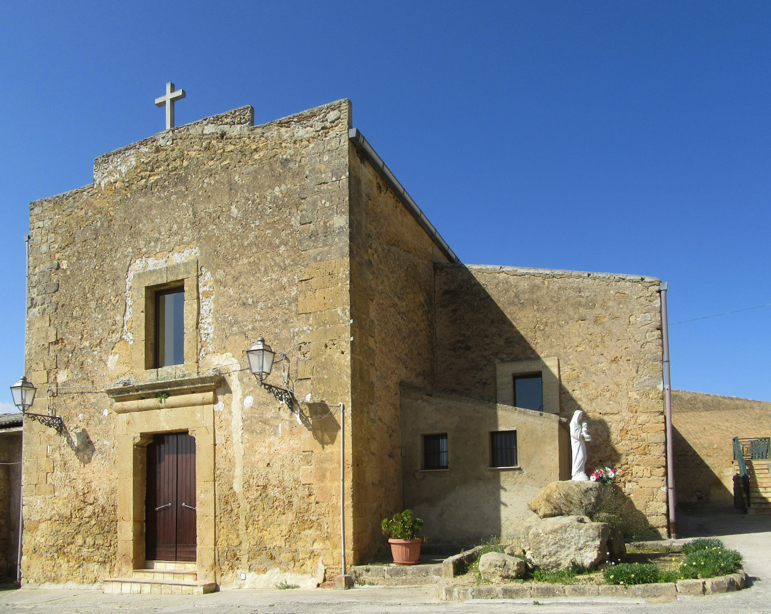 Das kleine Kapuzinerkloster am Ortsrand von Naro ist noch immer bewohnt