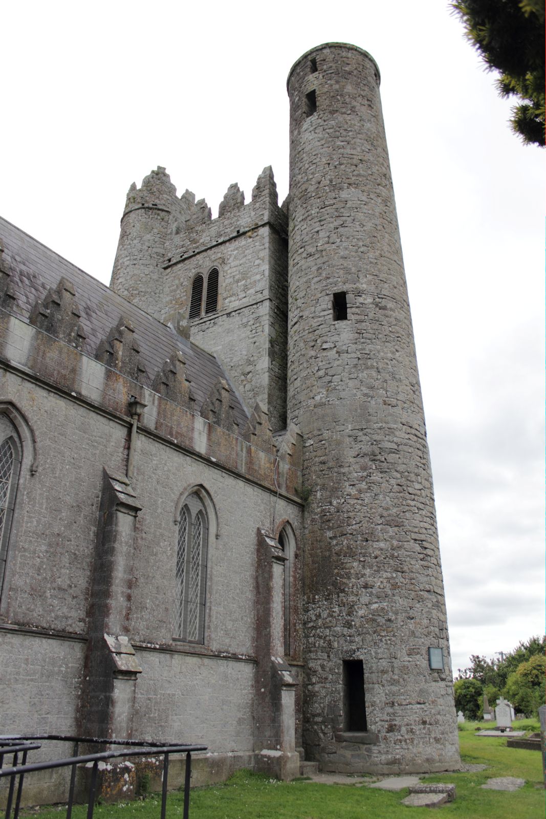 Rundturm der Kirche St MacCullins in Lusk