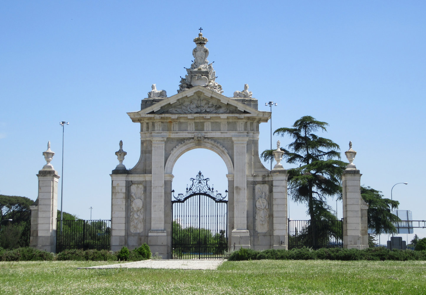 Puerta de Hierro im Norden von Madrid, heute einsam inmitten eines Autobahnkreuzes stehend