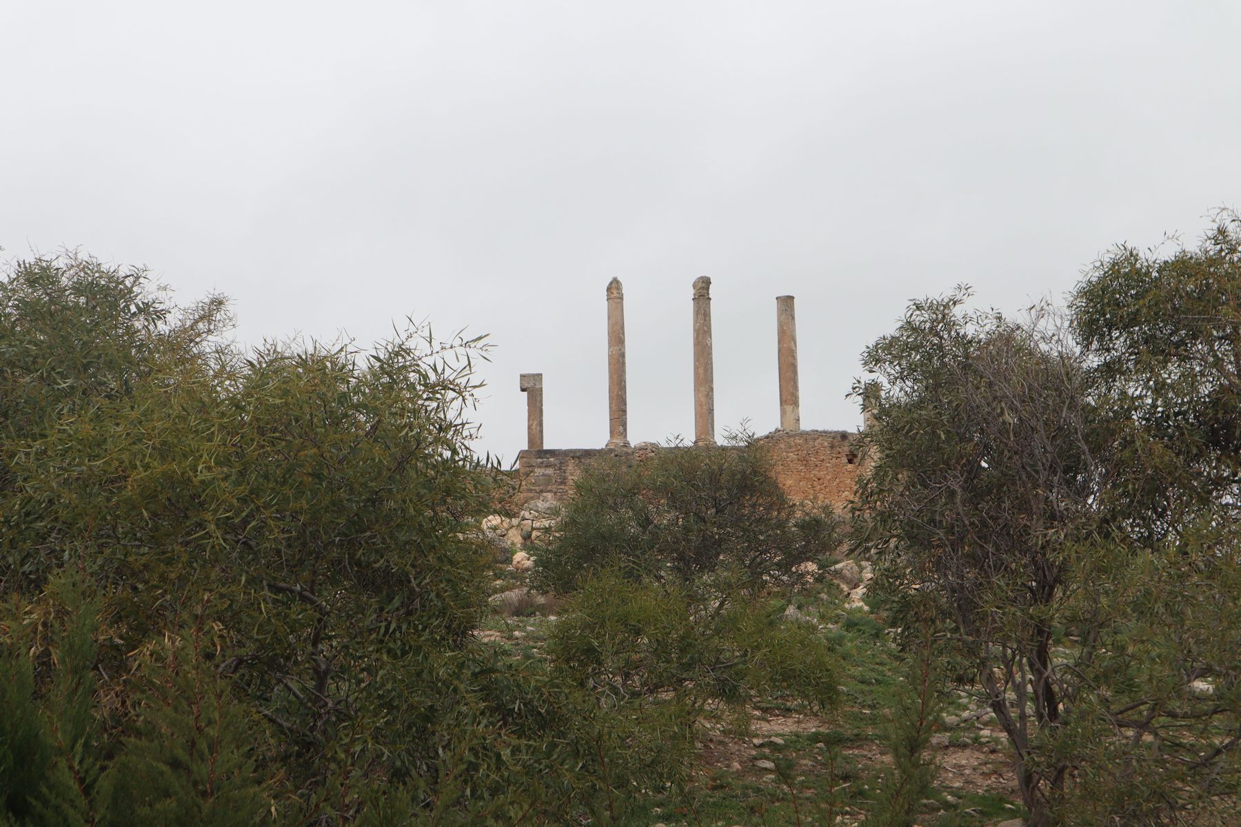 Saturninus-Tempel in der Ausgrabungsstätte von Dougga. Unterhalb des Tempels sind die Ruinen der Victoria geweihten Kirche