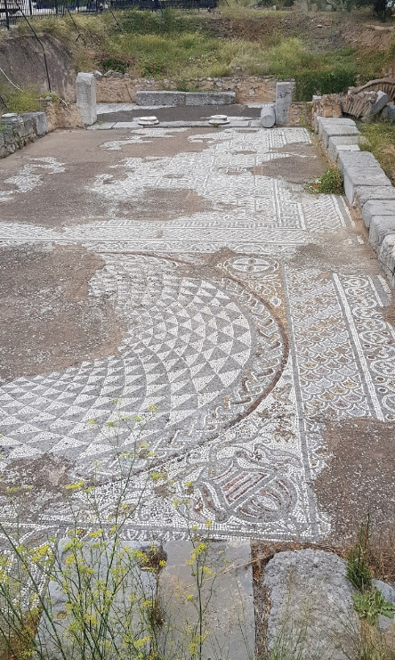 Reste der Basilika in Antikyra