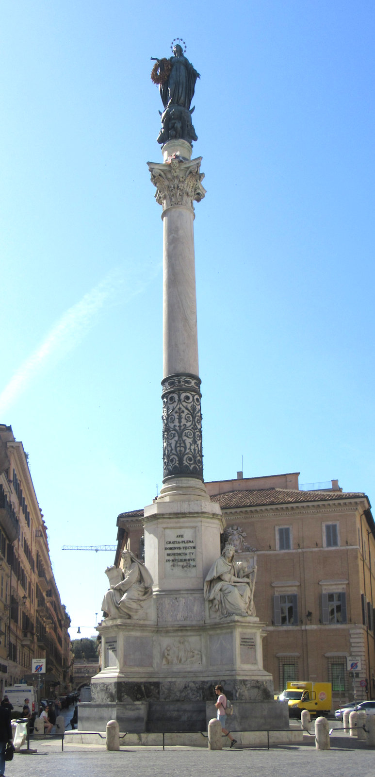 Säule auf der Piazza di Spagna in Rom, nach Verkündigung des Dogmas im Auftrag von Papst Pius IX.1856 aufgerichtet, mit Bronzefigur von Giuseppe Obici: die Muttergottes auf einer Erdkugel stehend, unter ihren Füßen die Schlange, gefertigt nach der Beschreibung von Katharina Labouré; an der Basis der Säule vier Gestalten des Alten Testaments: Mose, David, Jesaja und Ezechiel