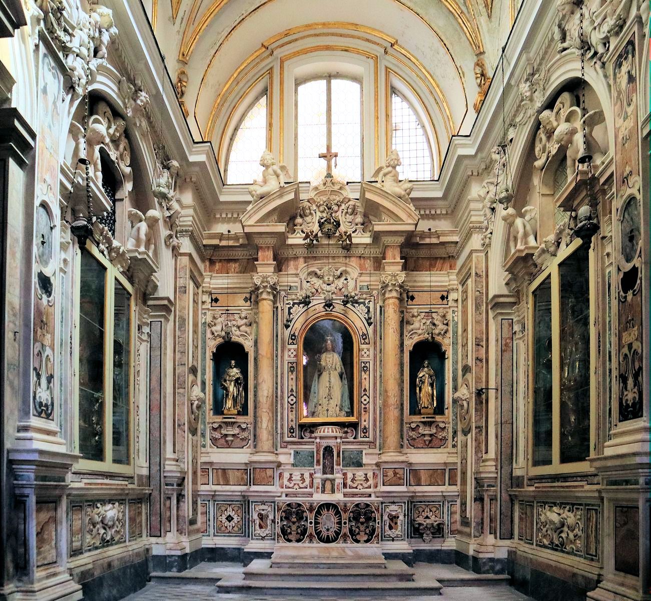 Einrichtung der früherren Kirche Santa Maria del Rosario, heute die Kapelle „Madonna del Rosario”, auch „Di Zi'Andrea” genannt, in der Kirche San Domenico Maggiore in Neapel