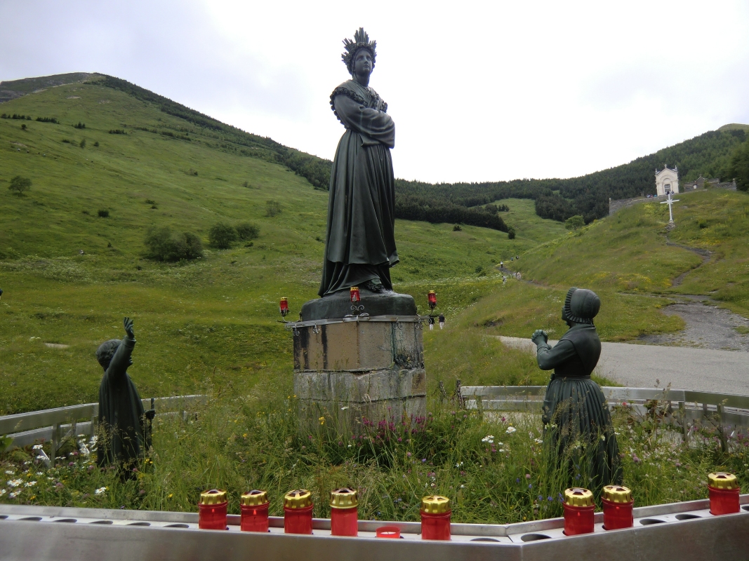 Maria und die Hirtenkinder am am Ort der Erscheinung, vor dem Sanktuarium La Salette