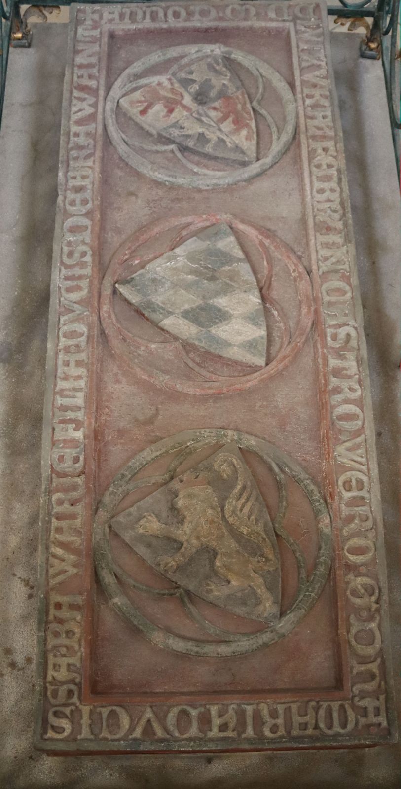 Marias Grab mit den Wappen der Pfalz, von Bayern und von Brabant, in der Kirche des Klosters Heilig Kreuz