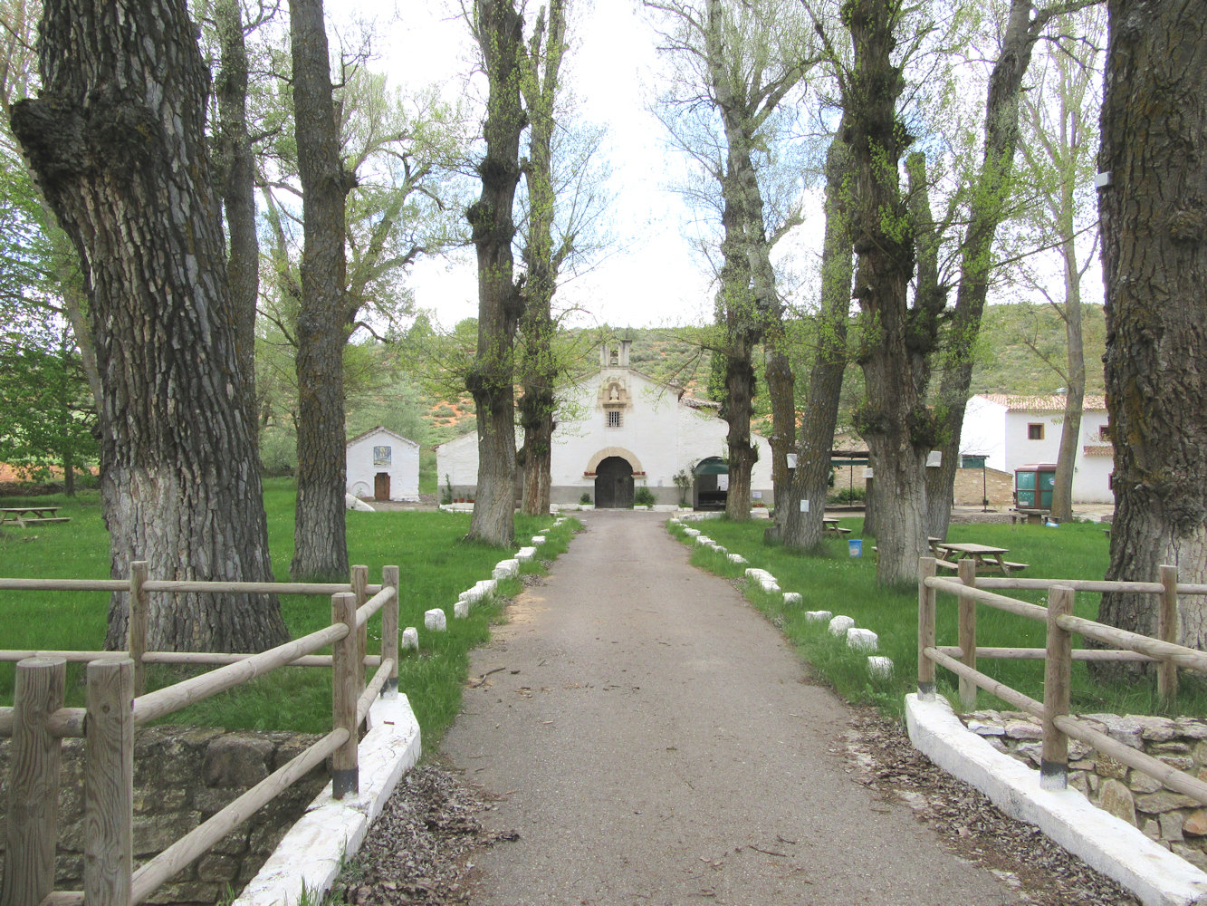 neue und alte (links) Kapelle sowie Gasthaus (rechts) am Ort der Erscheinung nahe Paracuellos de la Vega