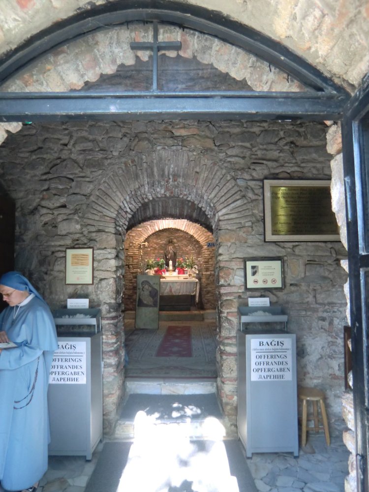 Altar in der Kapelle Haus der Maria mit Ordensfrau der Vinzentinerinnen