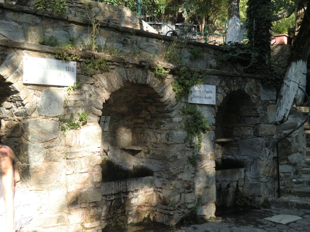 Daneben sind Brunnen mit dem am Marienhaus entspringenden, als heilkräftig geltenden Wasser