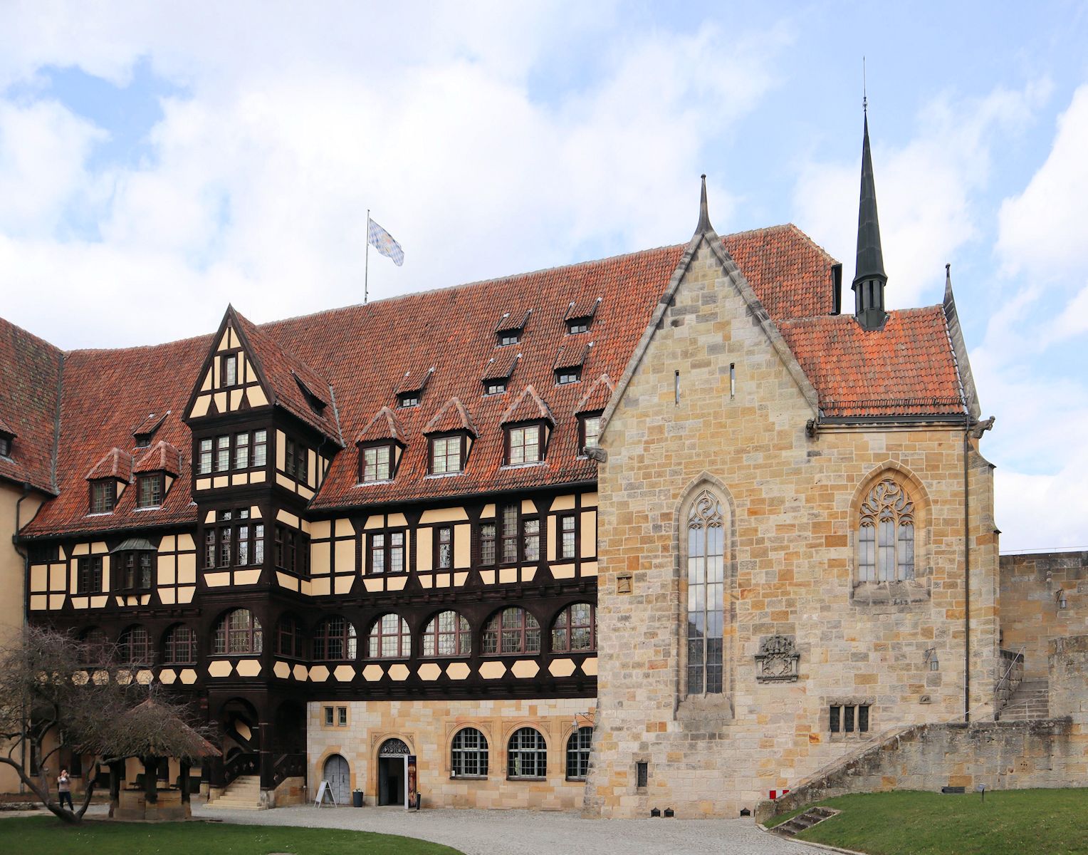 Fürstenbau und 1851 anstelle der Schlosskirche errichtete „Lutherkapelle” in der Veste in Coburg