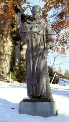 Bronzeskulptur von Thomas McGlynn vor dem College der Dominikaner in Providence, 1968