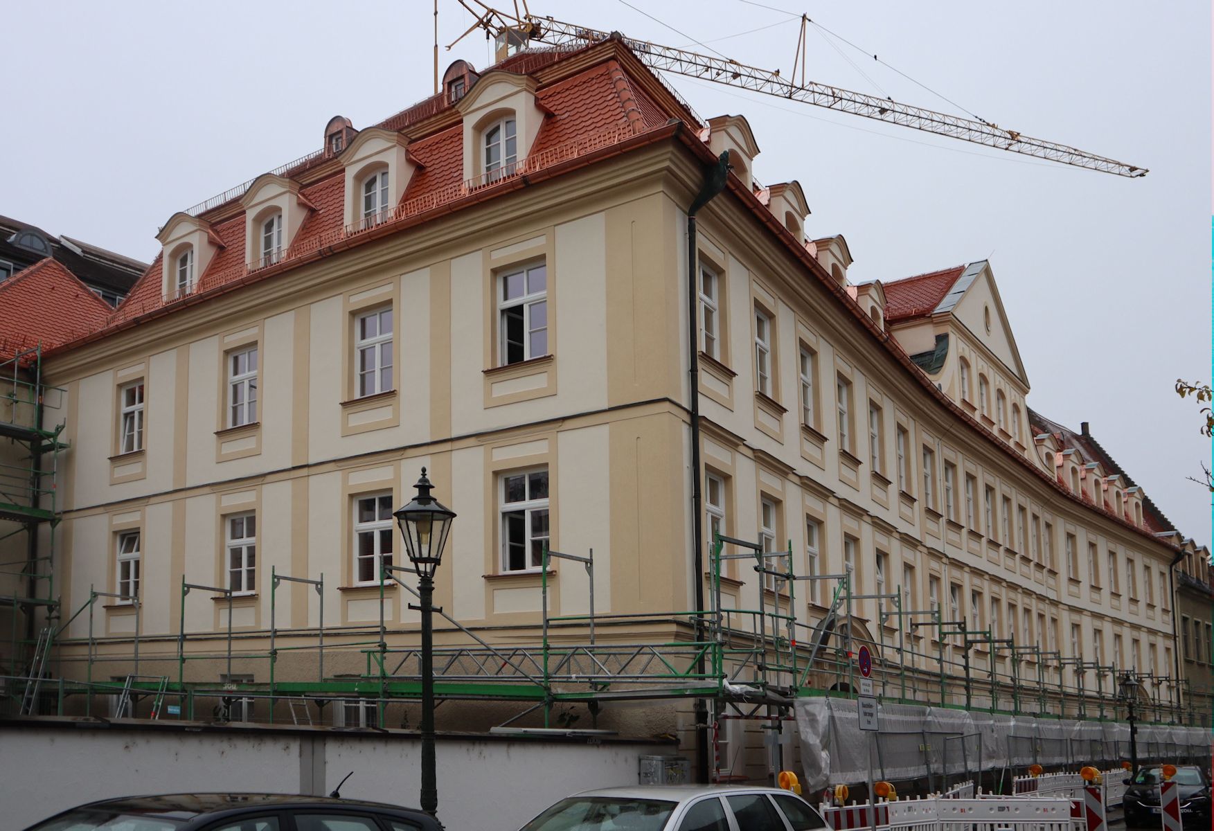 Statue vor der Maria-Ward-Schule in Augsburg