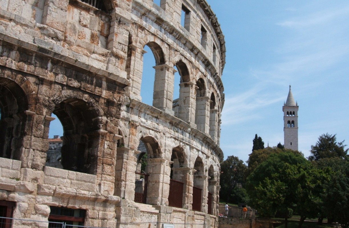 Römisches Amphitheater und Antonius-Kirche in Pula