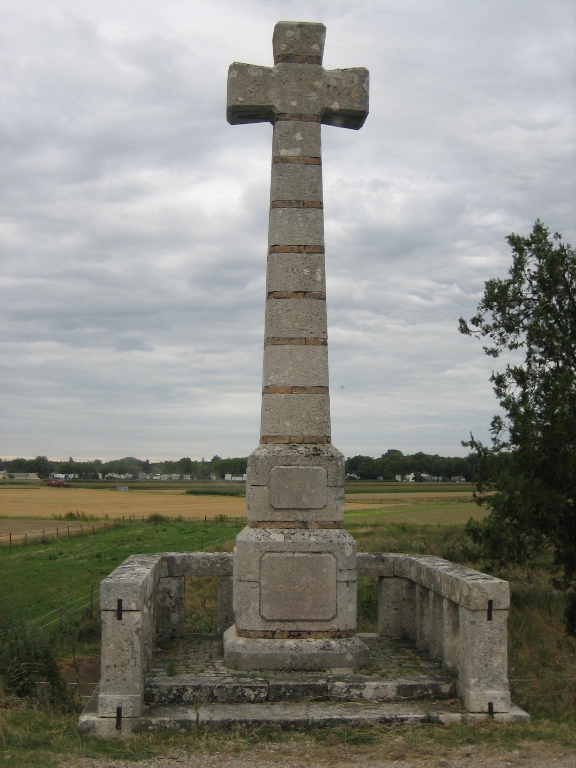 Kreuz aus Steinen der Abtei in Micy