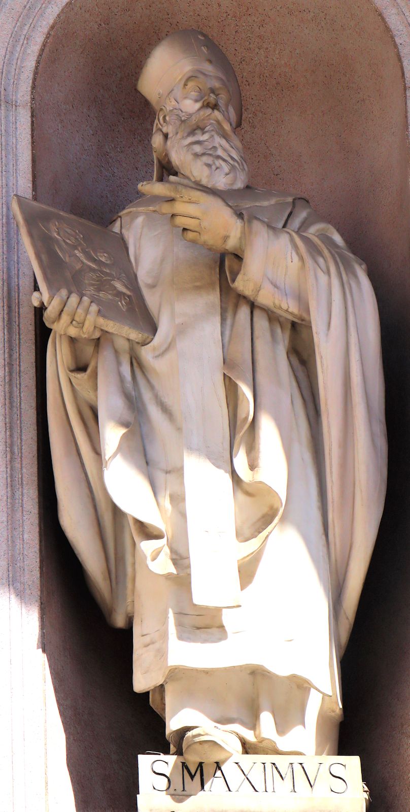 Statue am Sanktuarium Santa Maria della Consolazione