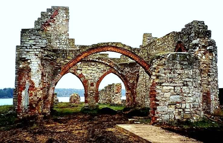 Ruine der von Meinhard gegründeten Kirche in Uexküll / Ikšķile