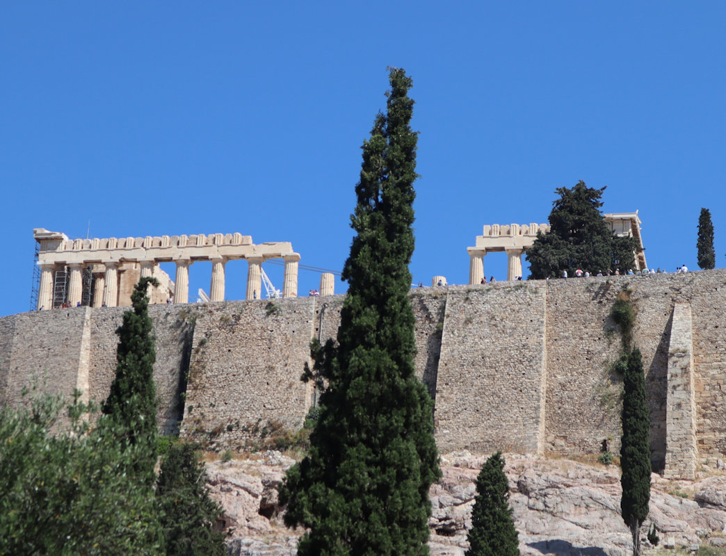 In den Parthenon-Tempel auf der Akropolis wurde um 529 eine der Allerheiligsten (Gottesmutter) geweihte Kirche eingebaut, die bis 1204 der Sitz des Bischofs war