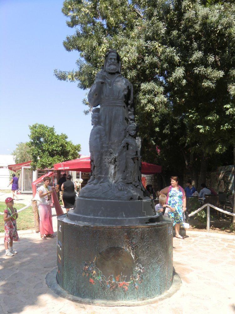 Statue vor der Kirche