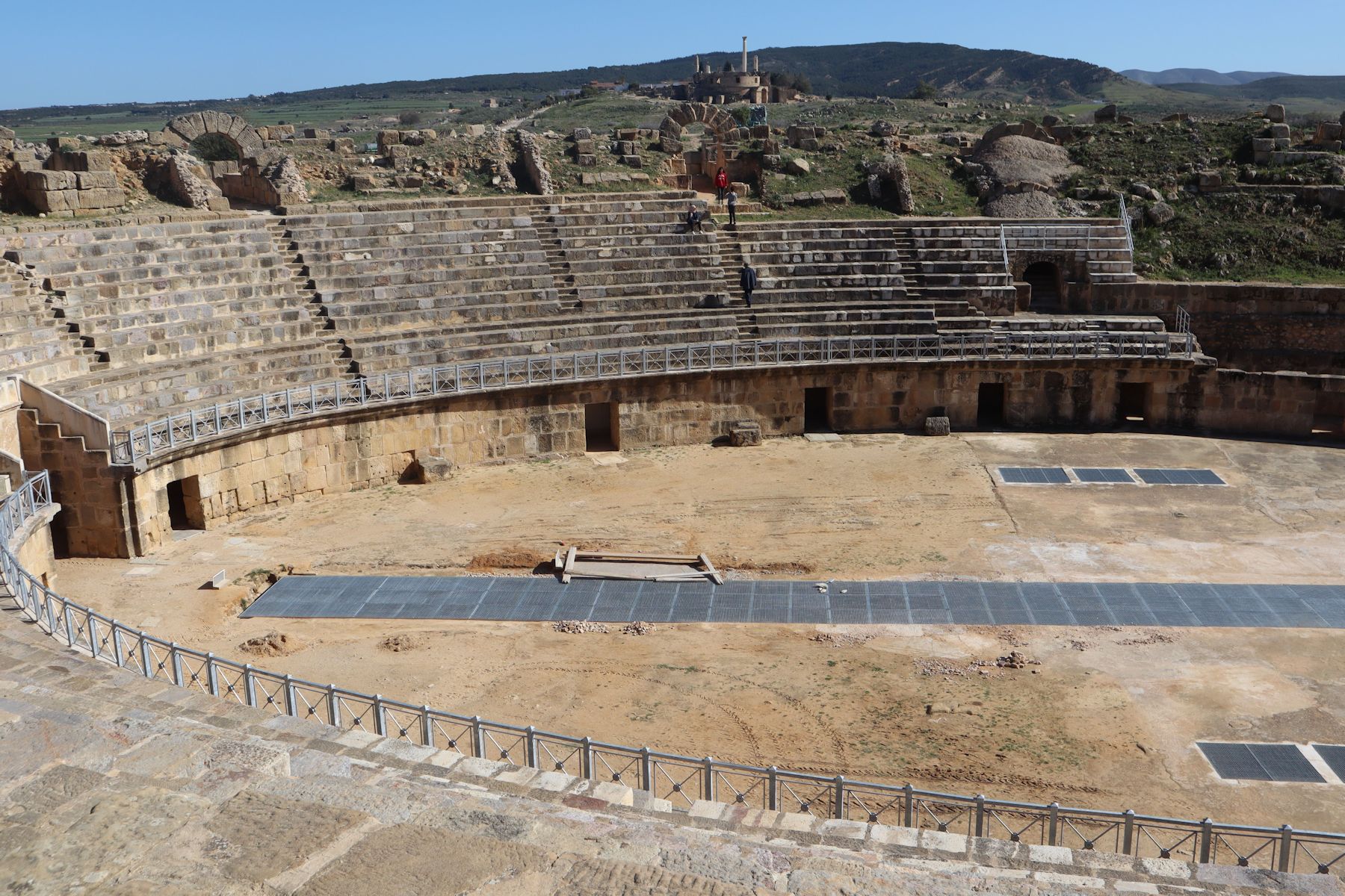 Das Amphitheater von Uthina, im Hintergrund der Kapitolshügel mit dem teilweise wieder hergestellten Gebäude