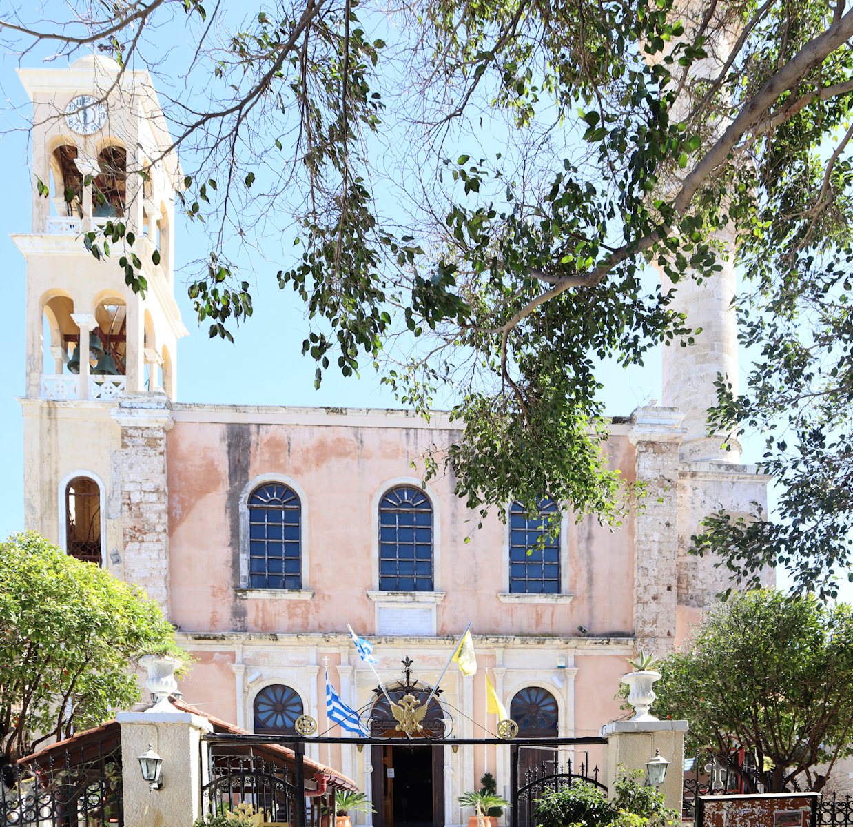 Kirche Agios Nikolaos in Chaniá, 1320 als Dominikanerkloster errichtet und Petrus geweiht, unter Osmanischer Herrschaft die Zentralmoschee der Stadt, seit 1918 wieder Kirche und Nikolaus geweiht - wobei offen bleibt, welcher Nikolaus gemeint ist. Einträchtig stehen der Kirchturm links und das Minarett aus der Zeit der Nutzung als Moschee unter Osmanischer Herrschaft rechts nebeneinander.