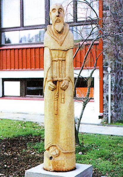 Skulptur im 'Bibelgarten des Friedens' in der Grundschule in Kalnik in Kroatien