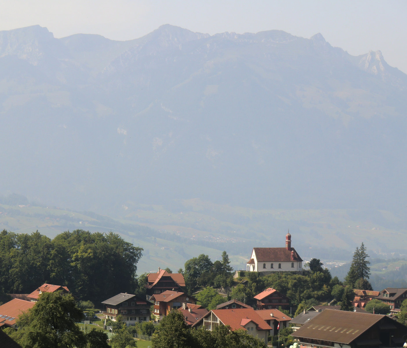 Blick auf den Weiler Flüeli und die Karl Borromäus geweihte Kapelle „auf der Fluo”, d. h. „auf dem Felsen„