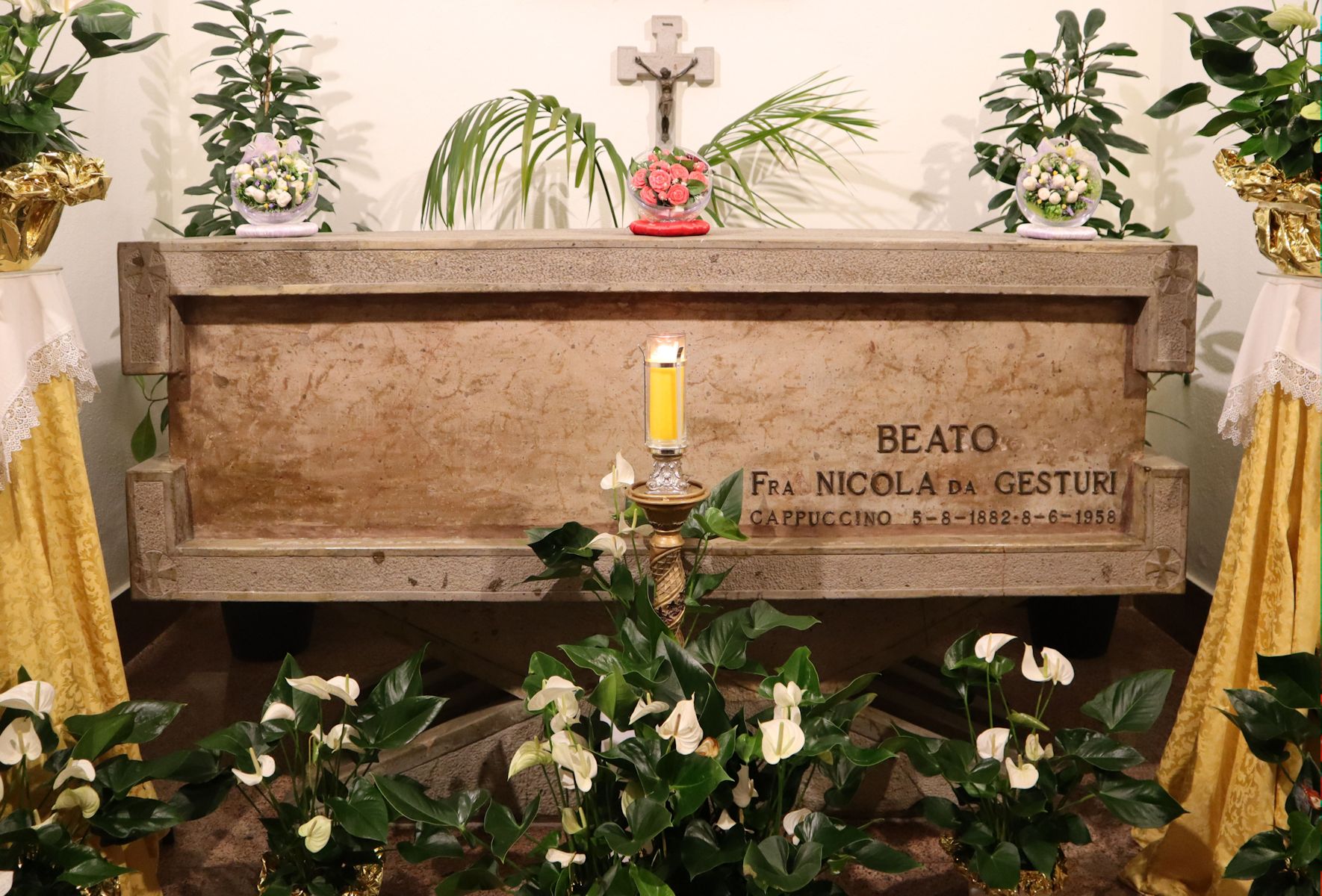 Nikolaus' Sarkophag in der ihm geweihten Kapelle der Klosterkirche in Cagliari