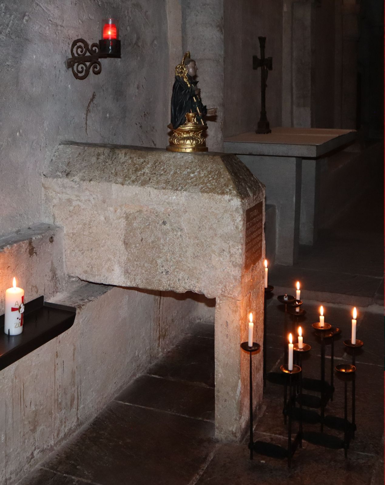 Nonnosus' Sarg als Durchschlupfaltar, in der Krypta des Domes in Freising