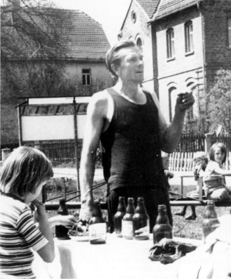 Oskar Brüsewitz mit Kindern der Jungen Gemeinde, 1975