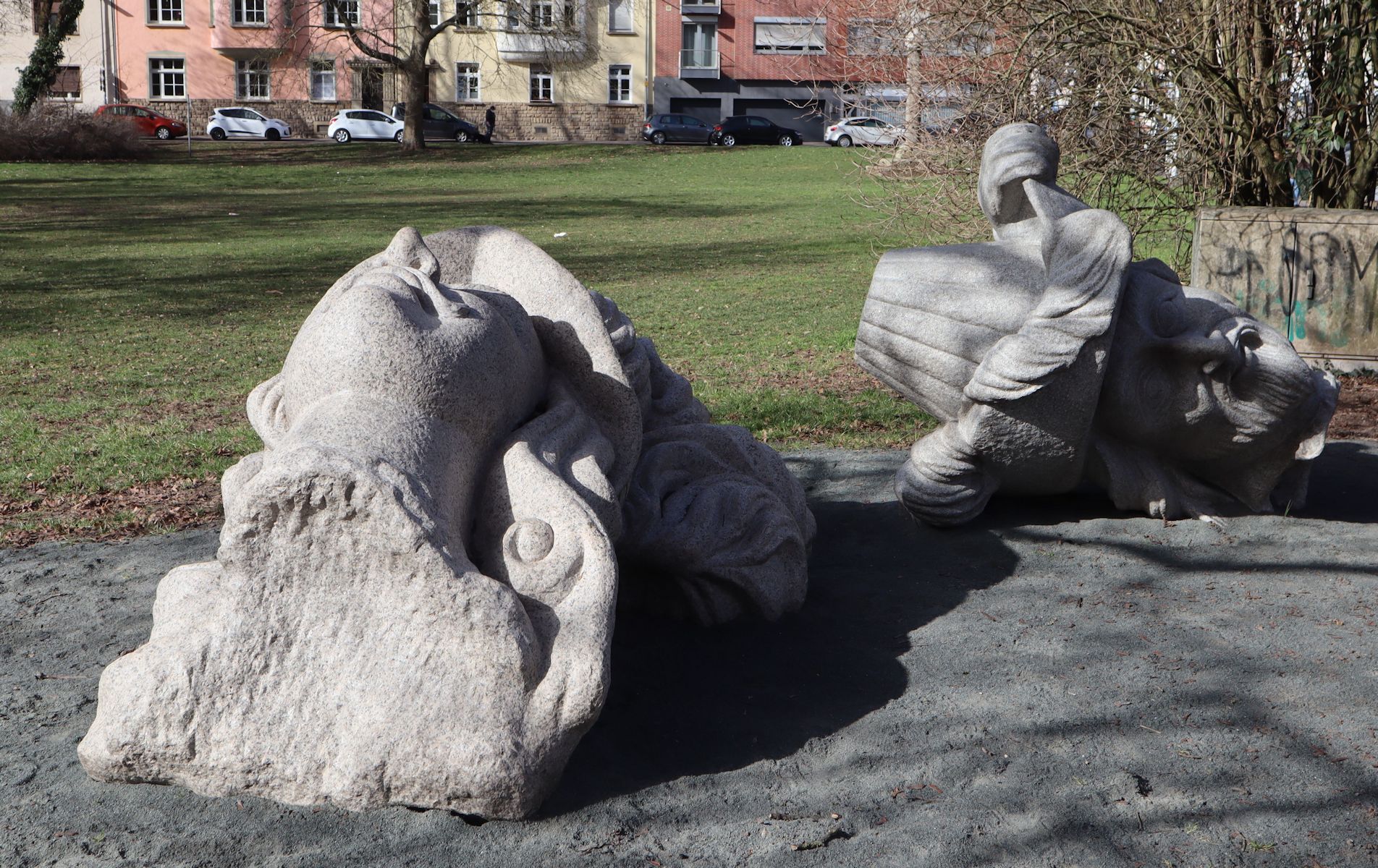 Iskender Yediler: Denkmal für Palmatius (rechts) und Tyrsus (links), 2020, vor der Kirche St. Paulin in Trier