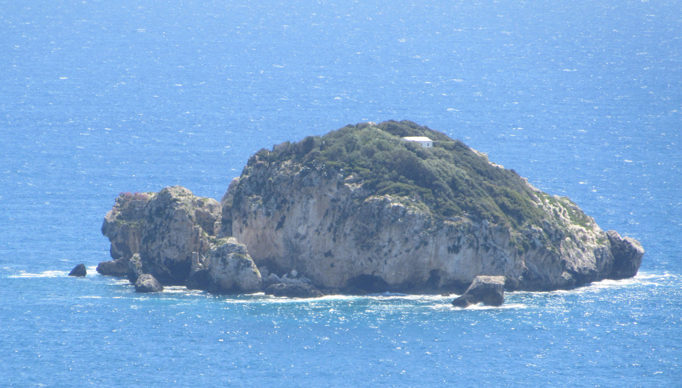 Insel Dias mit der Kapelle an der Stelle des ehemaligen Klosters Panagia Vlahernon