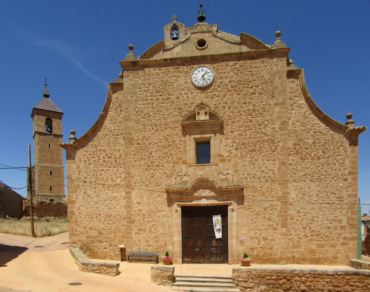 die an der Stelle von Paschalis' Geburtshaus im 18. Jahrhundert erbaute Kirche. Der Turm ist der einer alten Befestigungsanlage.