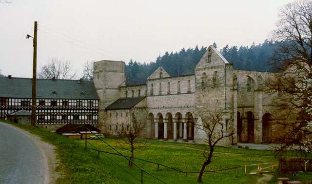 Klosteranlage und Ruine der dreischiffigen Säulenbasilika vom Anfang des 12. Jahrhunderts