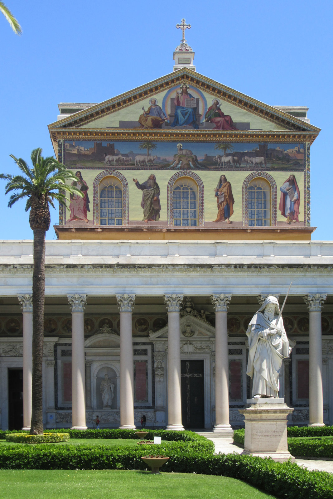 Fassade der Kirche San Paolo fuori le Mura mit 146 Säulen